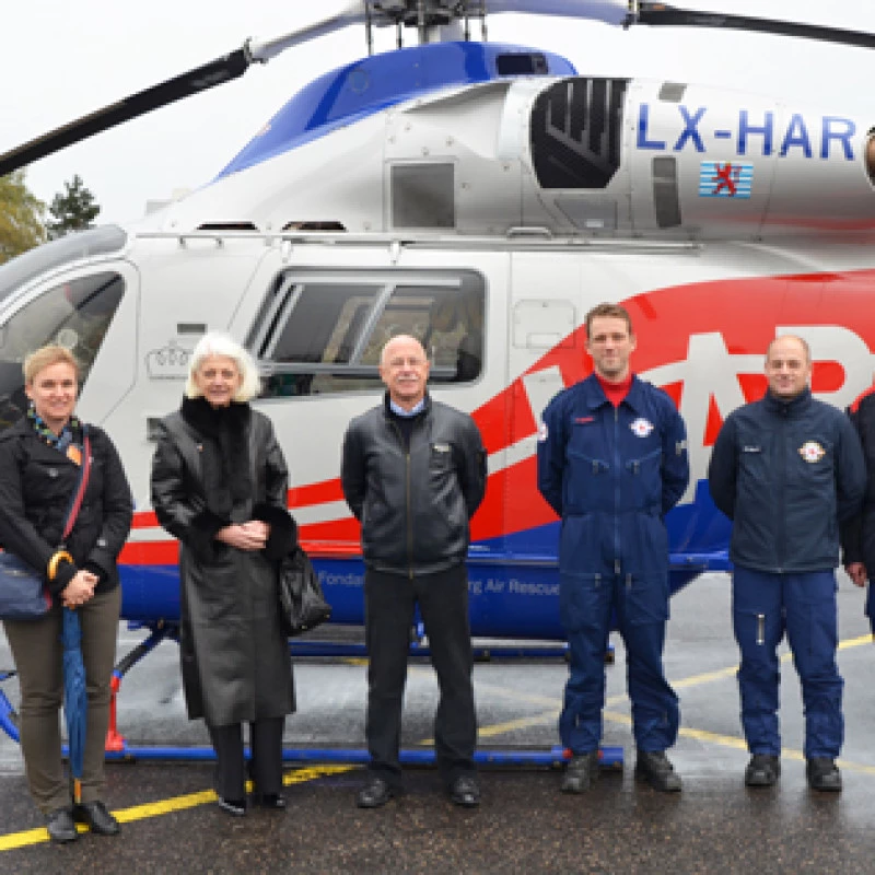 L’ambassadrice d’Allemagne Christine Gläser en visite chez Luxembourg Air Rescue au Findel aux côtés de René Closter.