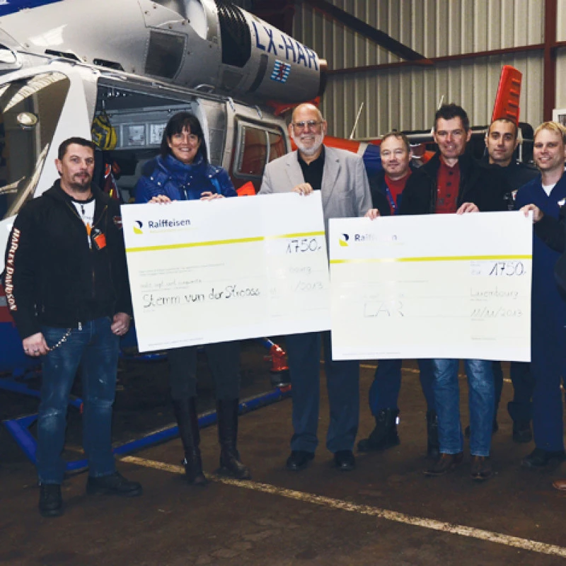 Organisateurs de l’événement revival Moonlight Michelau remettant un don à Luxembourg Air Rescue lors d’une visite au siège de LAR au Findel.