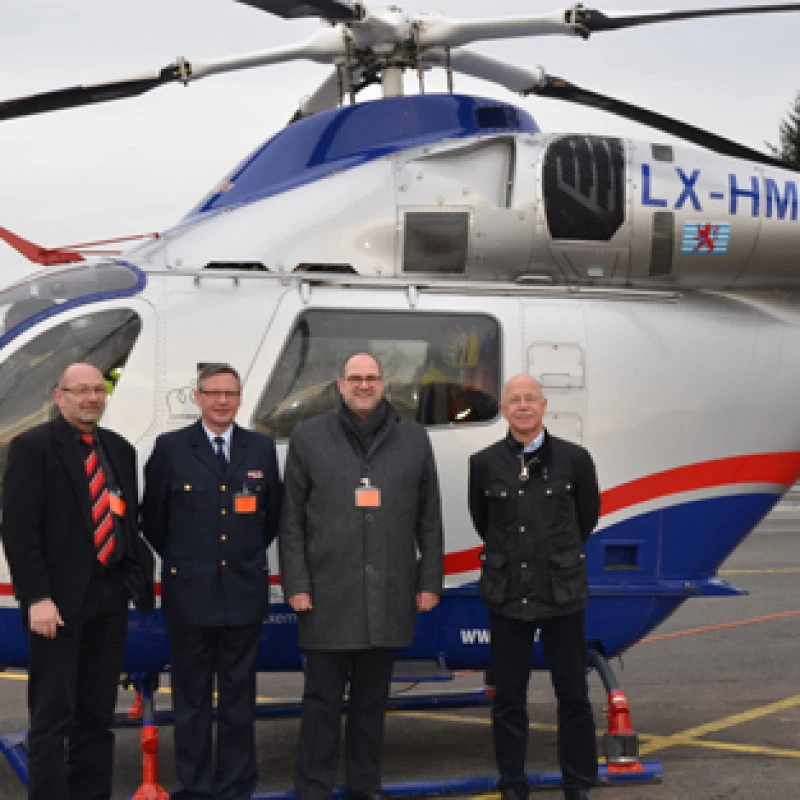 Délégation de la ville de Trèves en visite chez Luxembourg Air Rescue au Findel aux côtés de René Closter.