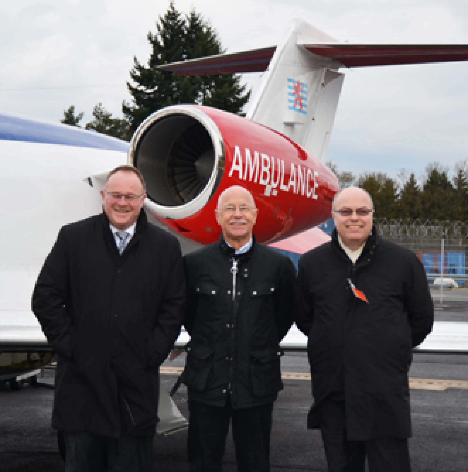 Le ministre Romain Schneider en visite chez Luxembourg Air Rescue au Findel aux côtés de René Closter lors d’une présentation des installations.