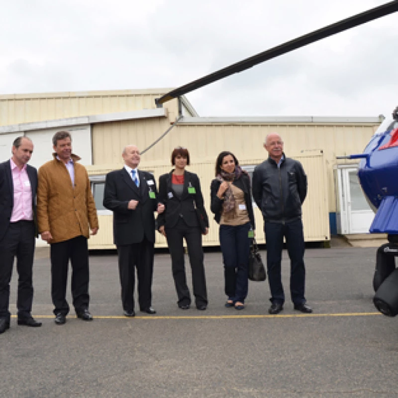 Luxembourg Air Rescue présente un hélicoptère équipé d’un projecteur Trakkabeam pour les missions de sauvetage nocturnes, en présence de la Vodafone Foundation.