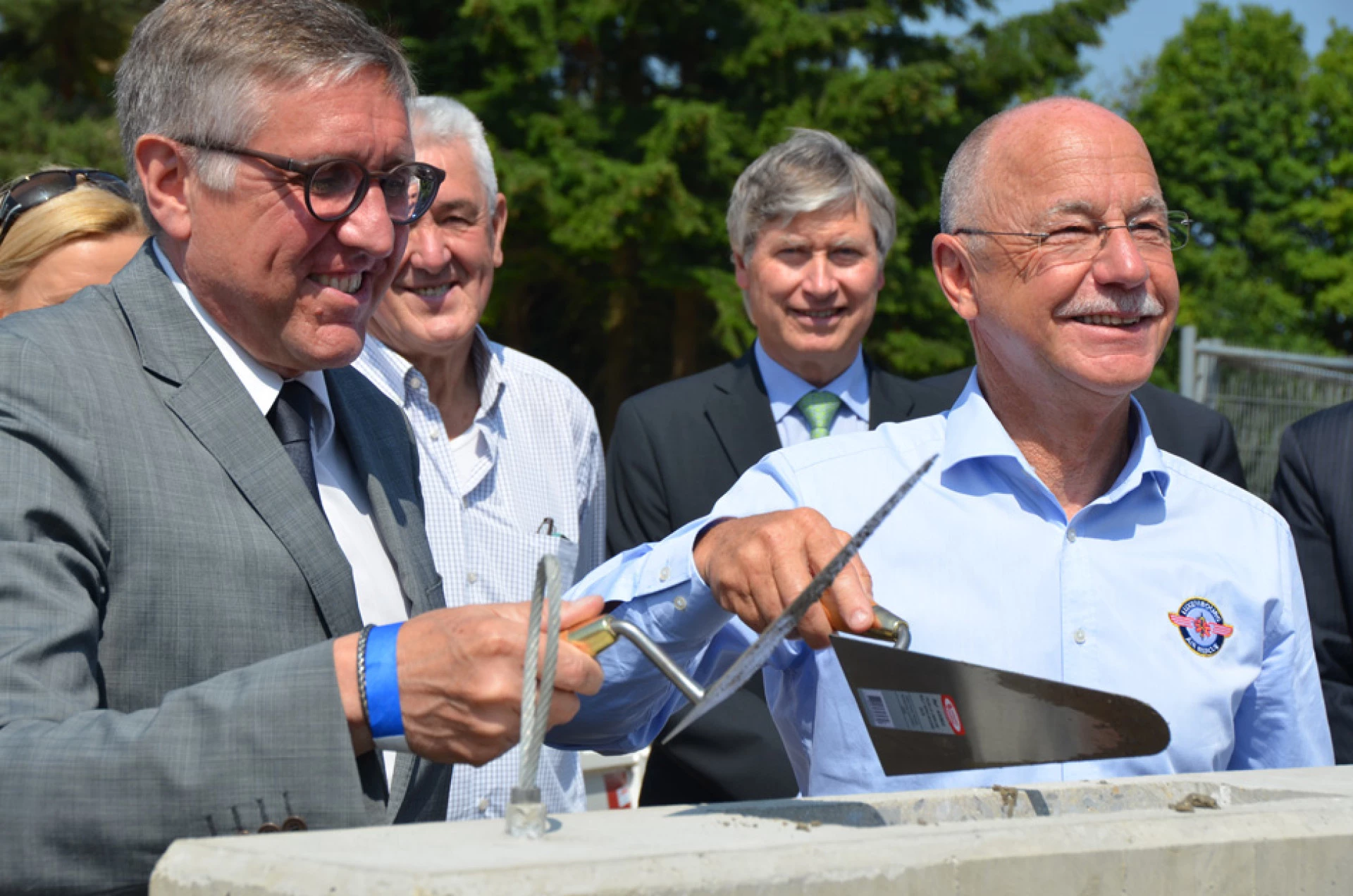René Closter und Offizielle bei der Grundsteinlegung des neuen Gebäudes von Luxembourg Air Rescue am Findel.