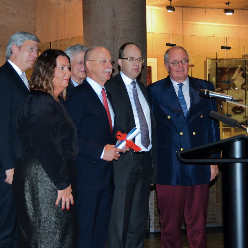 René Closter erhält bei einer offiziellen Zeremonie eine Auszeichnung für seine Verdienste in der deutsch-luxemburgischen Zusammenarbeit und Luftrettung.