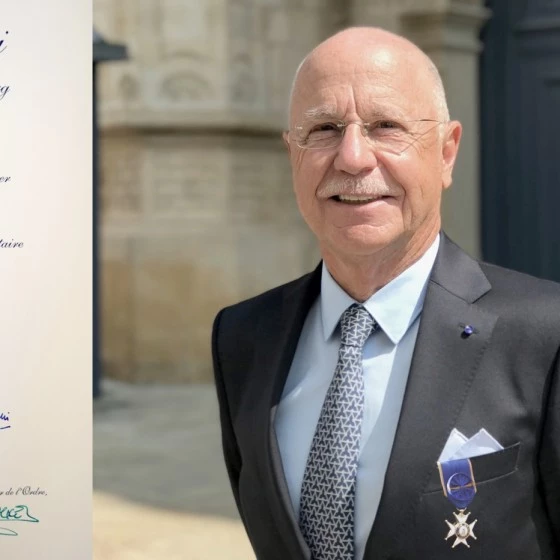 René Closter décoré par le Grand-Duc du Luxembourg, posant avec son insigne officiel après la remise de distinction.