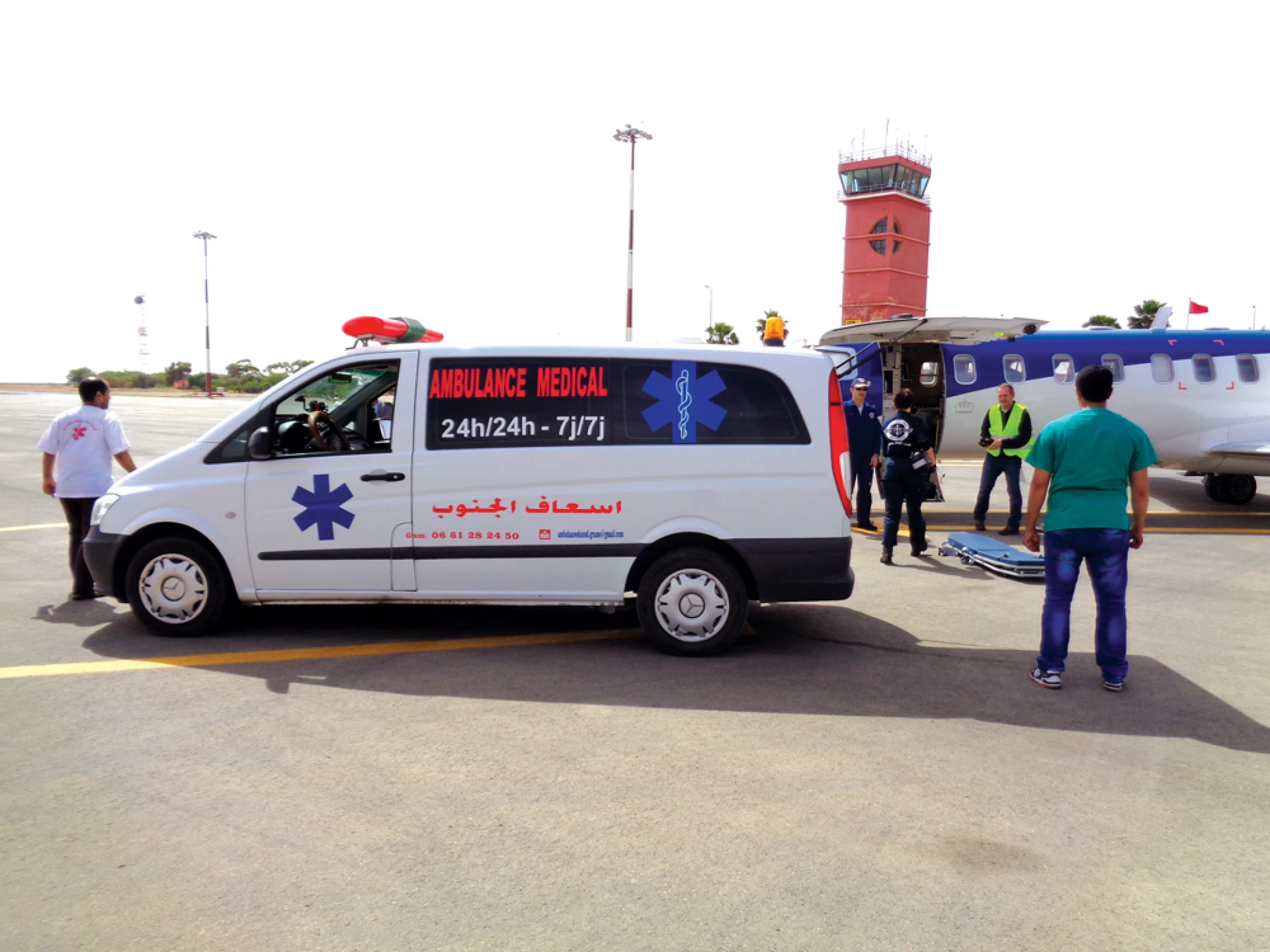 Ambulance médicale sur le tarmac d’un aéroport lors d’un transfert de patient