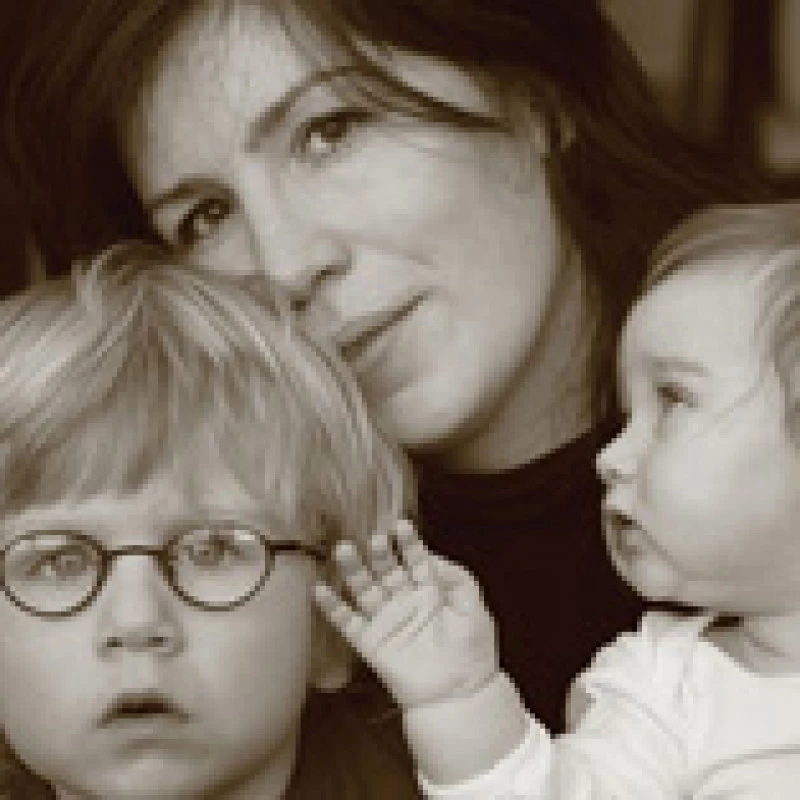 Photo de famille en noir et blanc avec une femme et deux jeunes enfants