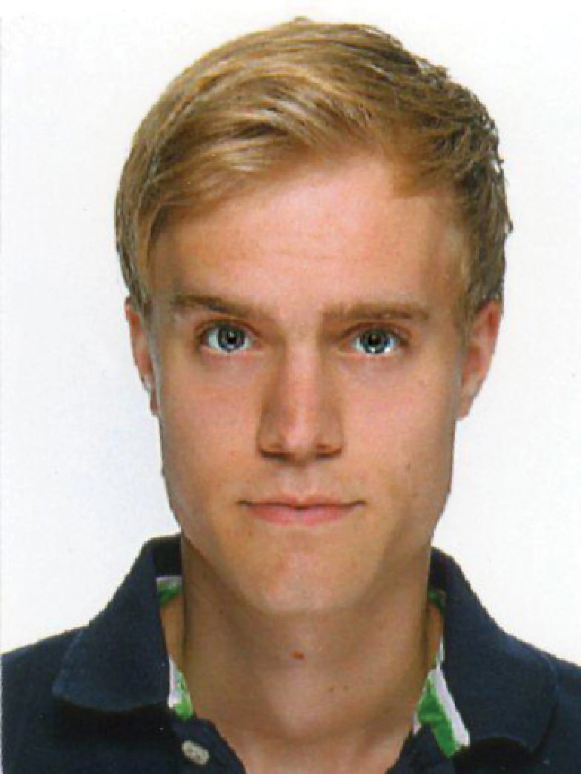 Portrait neutre d’un jeune adulte sur fond blanc.