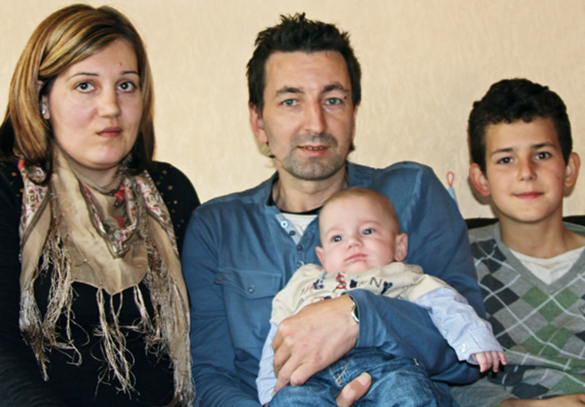 Familienporträt in Innenräumen mit Eltern, Baby und älterem Kind