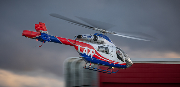 Hélicoptère MD 900 ou 902 en formation de qualification de type avec des pilotes en opération de vol