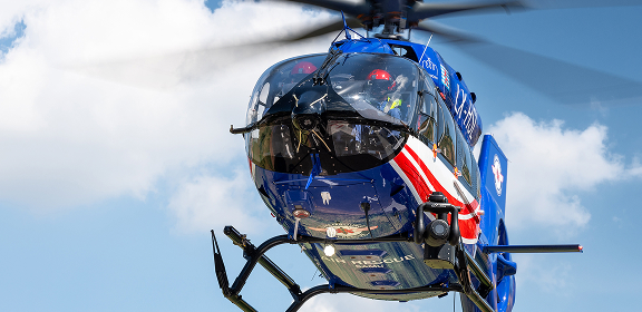 Hélicoptère EC145 BK117 en formation de qualification de type avec des pilotes en opération de vol