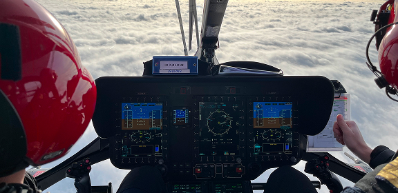 Formation équipier technique HEMS avec une équipe préparant l’équipement pour une mission de secours en hélicoptère