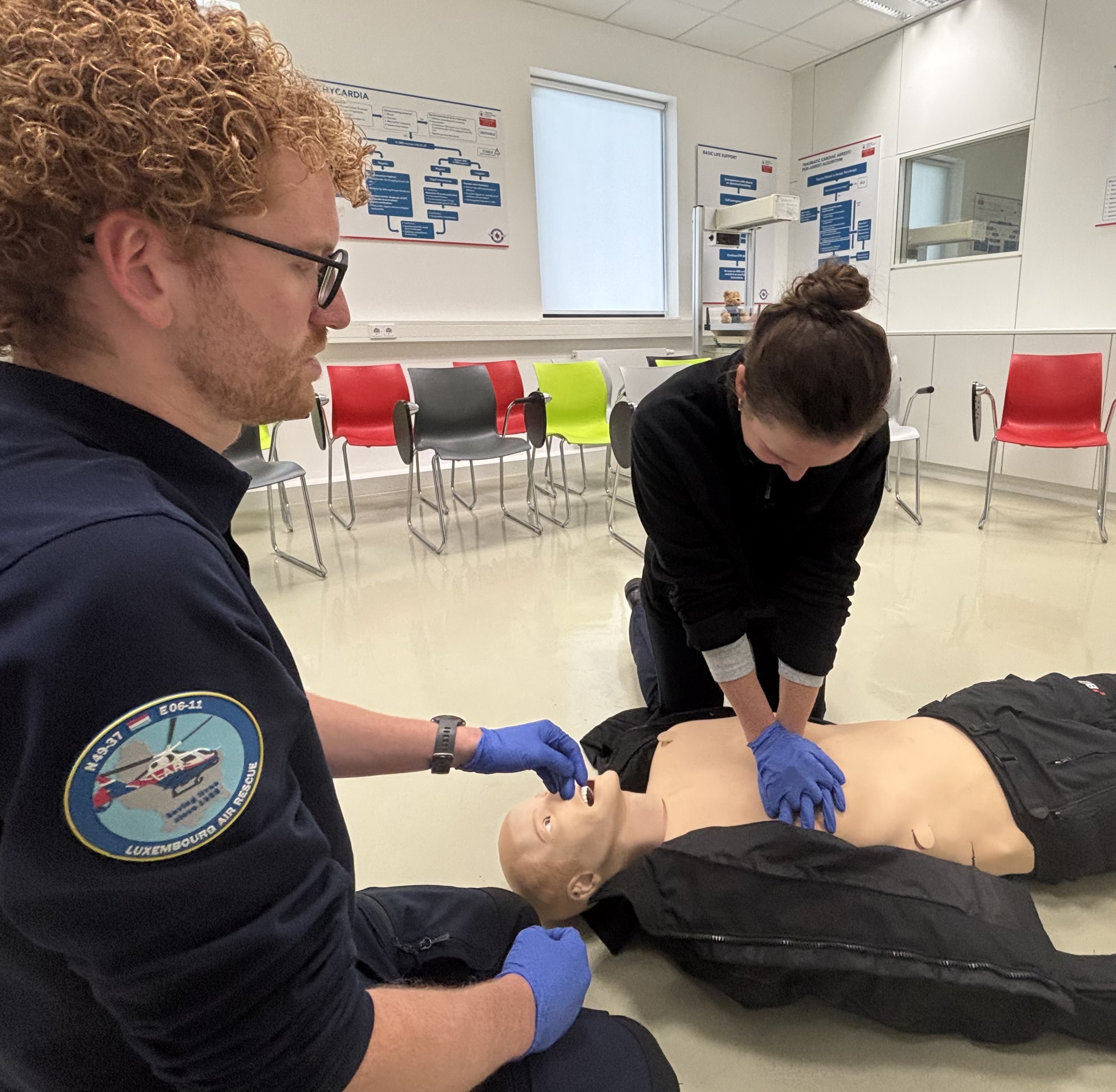 Formation certifiée aux premiers secours avec des participants pratiquant des gestes d’urgence sur un mannequin