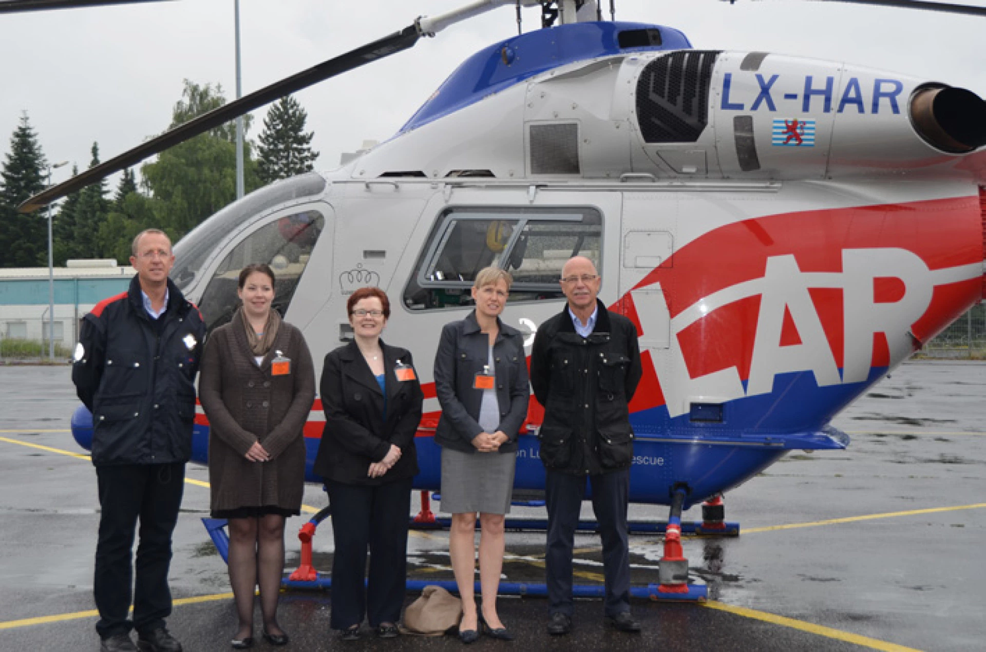 L’ambassadrice britannique Alice Walpole en visite dans les installations de Luxembourg Air Rescue à l’aéroport de Luxembourg-Findel.