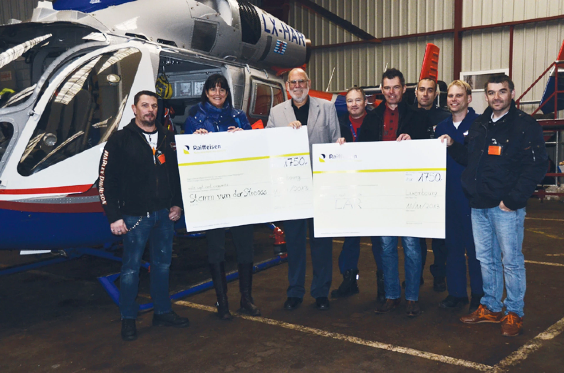 Organisateurs de l’événement revival Moonlight Michelau remettant un don à Luxembourg Air Rescue lors d’une visite au siège de LAR au Findel.