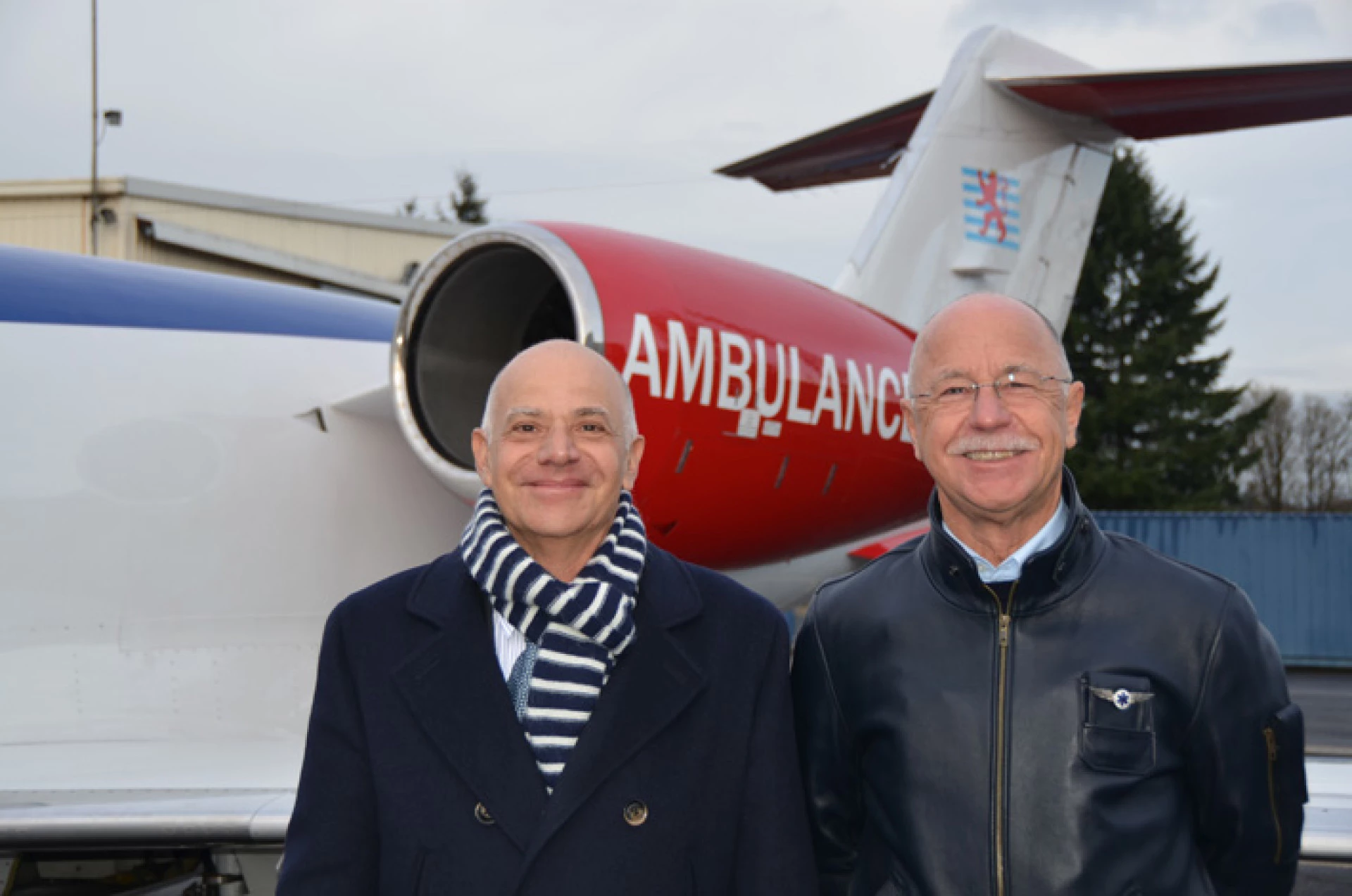 Der französische Botschafter Guy Yelda besucht Luxembourg Air Rescue am Findel gemeinsam mit René Closter.