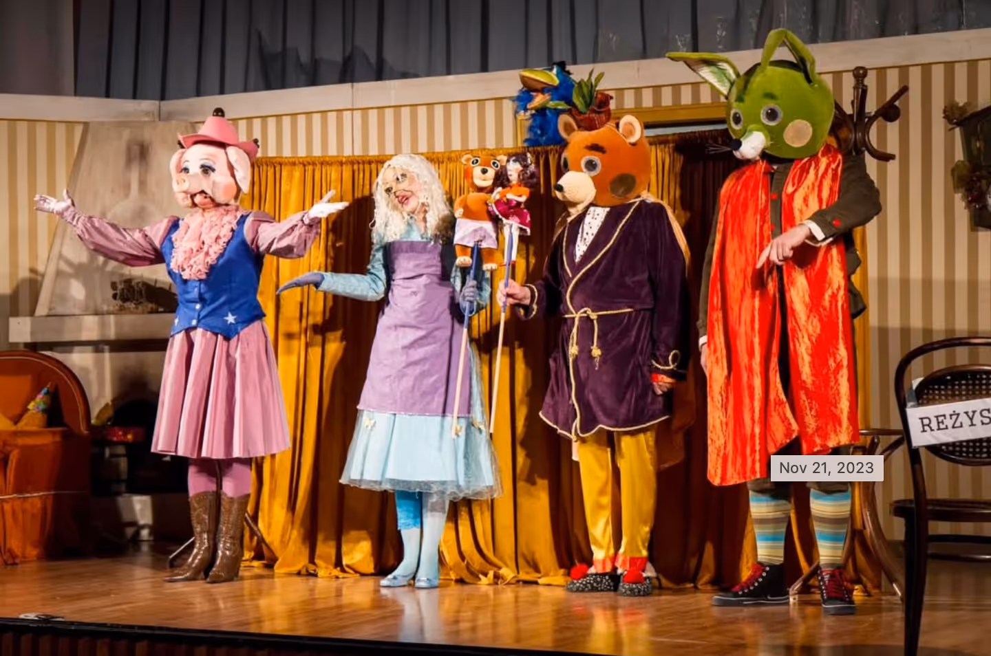Przedstawienie dla dzieci – różnobarwne stroje – Aktorzy w kostiumach bajkowych na scenie.