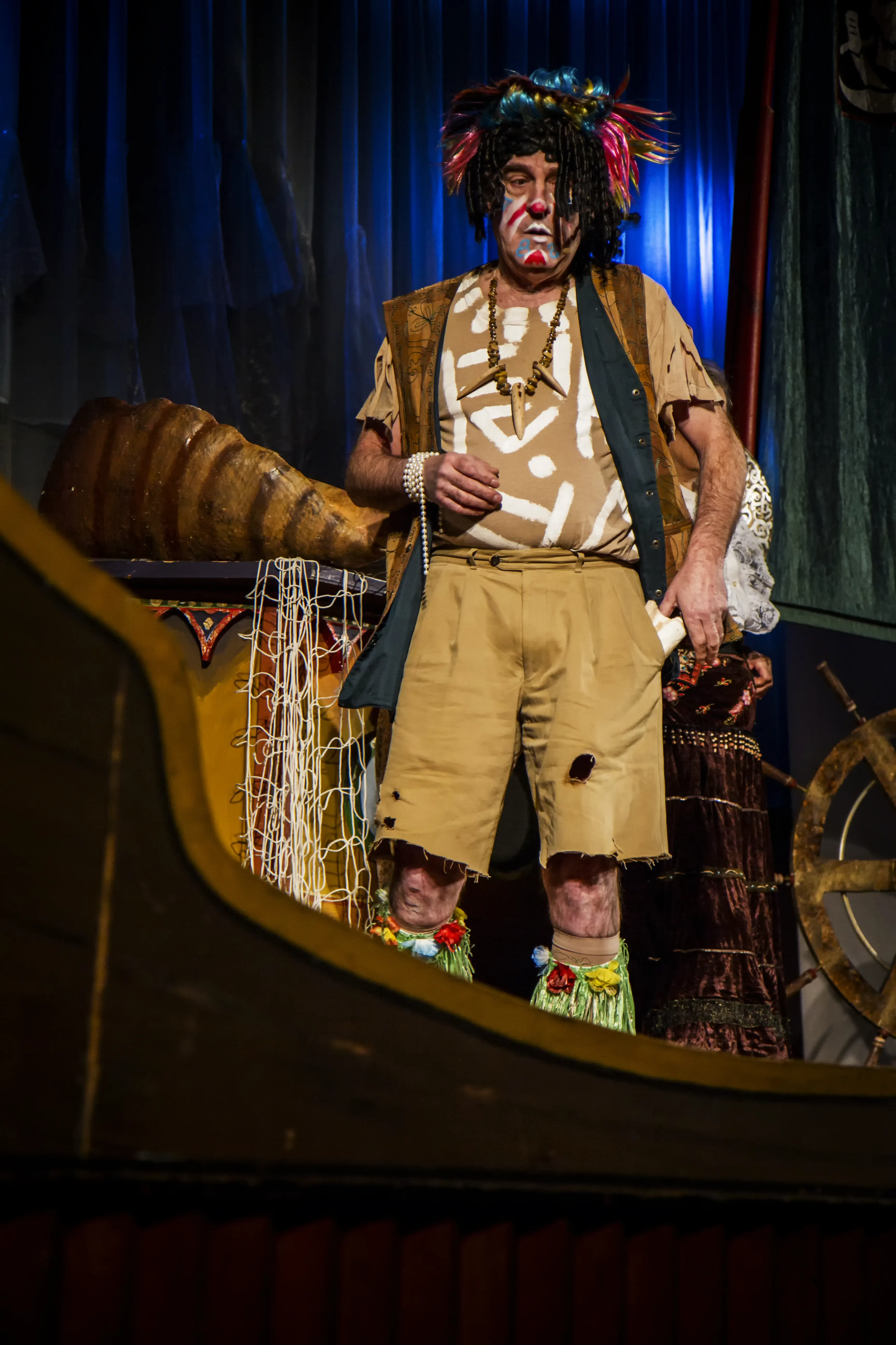 Spektakl przygodowy – żeglarz – Aktor w kostiumie marynarza lub podróżnika na tle scenografii statku.