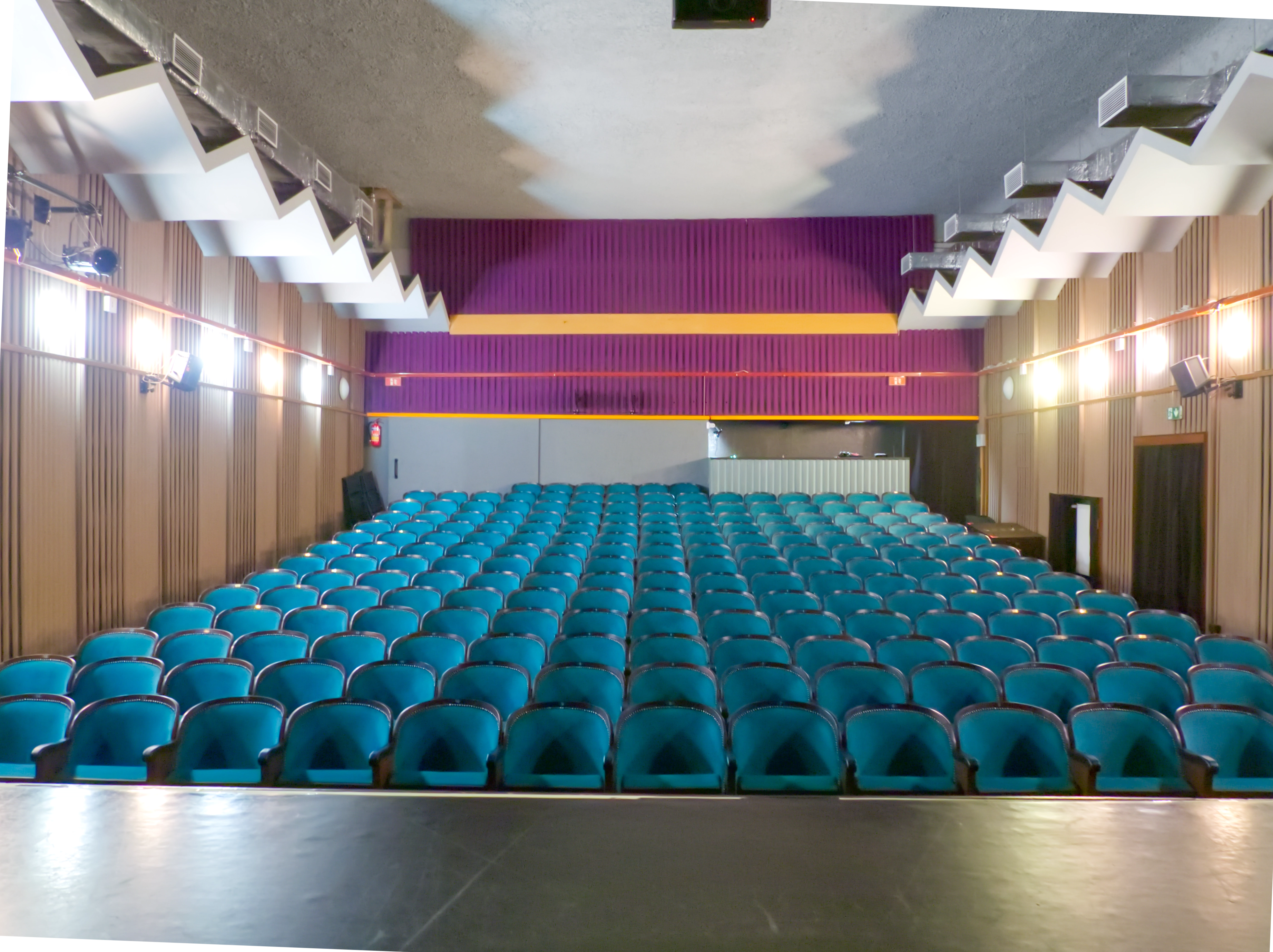 Sala teatralna – Widok wnętrza sali teatralnej z rzędami niebieskich foteli ze sceny.
