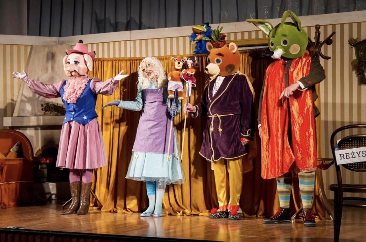 Przedstawienie dla dzieci – różnobarwne stroje – Aktorzy w kostiumach bajkowych na scenie.