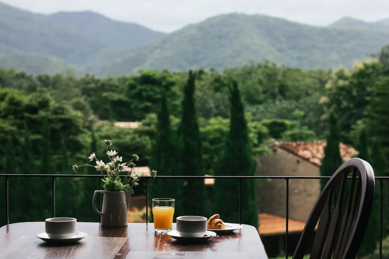 Table de petit-déjeuner représentant une location courte durée durable, promouvant les séjours écoresponsables.