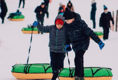 Діти на трасі для тюбінгу, сімейний відпочинок у гірськолижному комплексі «Термачув»