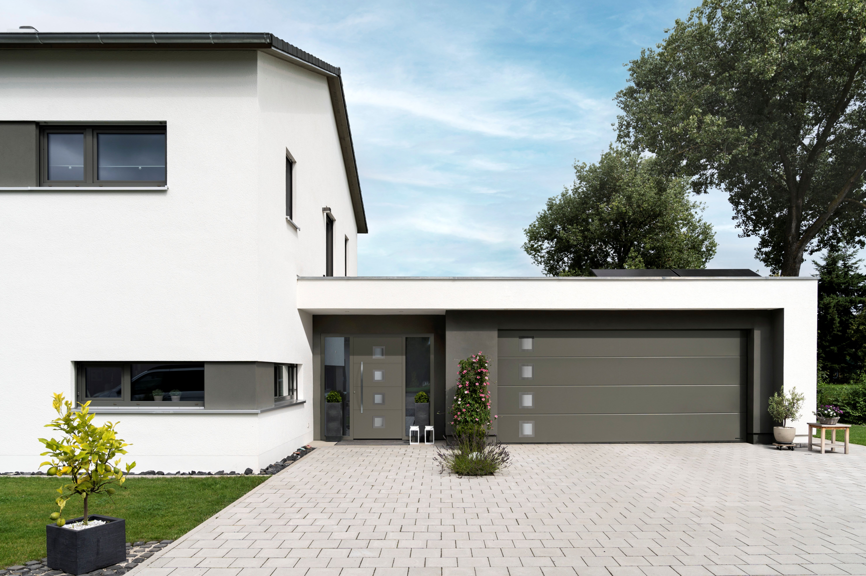 Garage mit einem Sektionaltor rechts an einem Haus