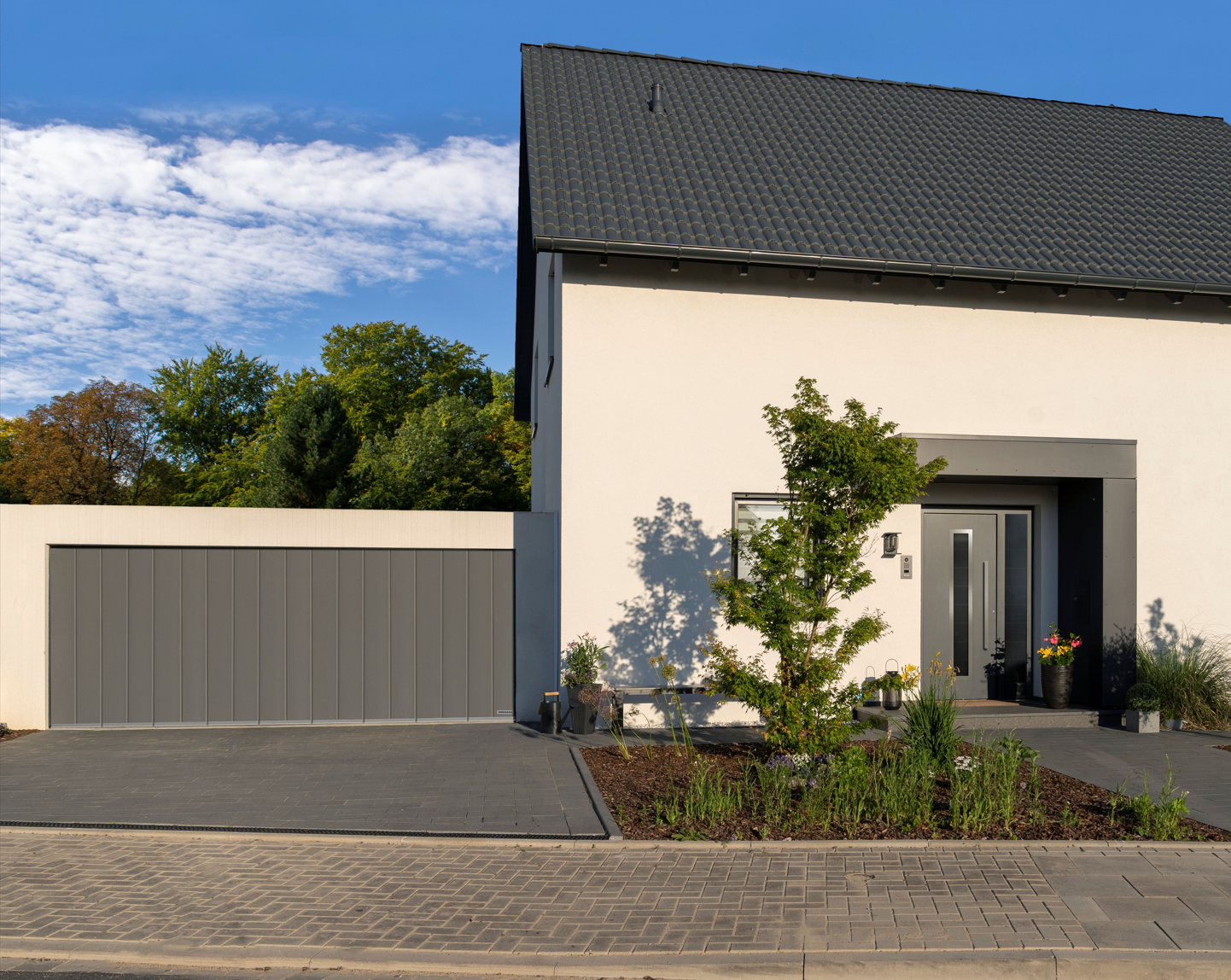Haus mit Sektionaltor in der Garage