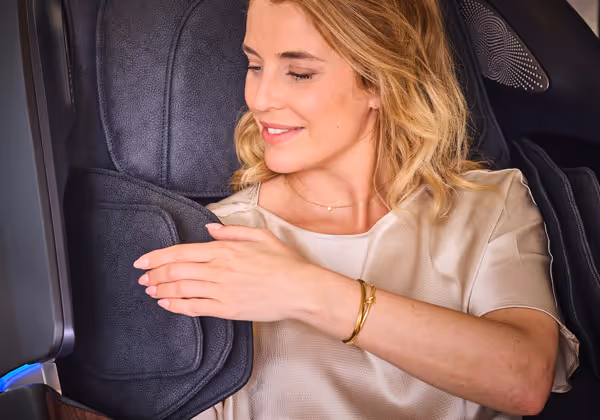 Réglage manuel de l’écartement du massage des épaules sur le fauteuil de massage Helexia Supra France pour un confort personnalisé