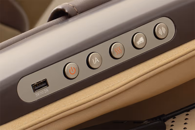 Commandes rapides et prise USB intégrées du fauteuil de massage MASSEA Supra France, avec boutons pour chauffage, IA et massage des jambes