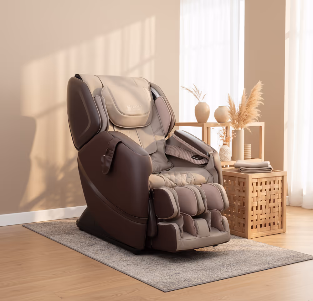 Fauteuil de massage MASSEA Supra France dans un salon lumineux aux tons beige et bois naturel
