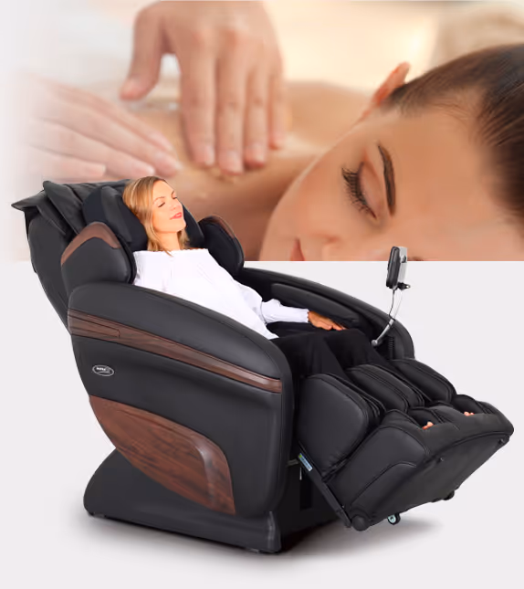 Femme relaxée dans le fauteuil de massage Mediform noir, avec une image en arrière-plan d'un massage des épaules.