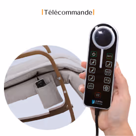 Main tenant une télécommande noire avec plusieurs boutons, à côté d'une photo montrant la pochette de rangement