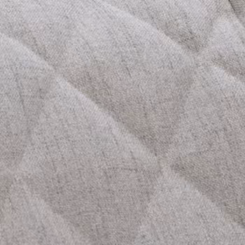 Gros plan sur un tissu gris texturé avec des motifs à relief.