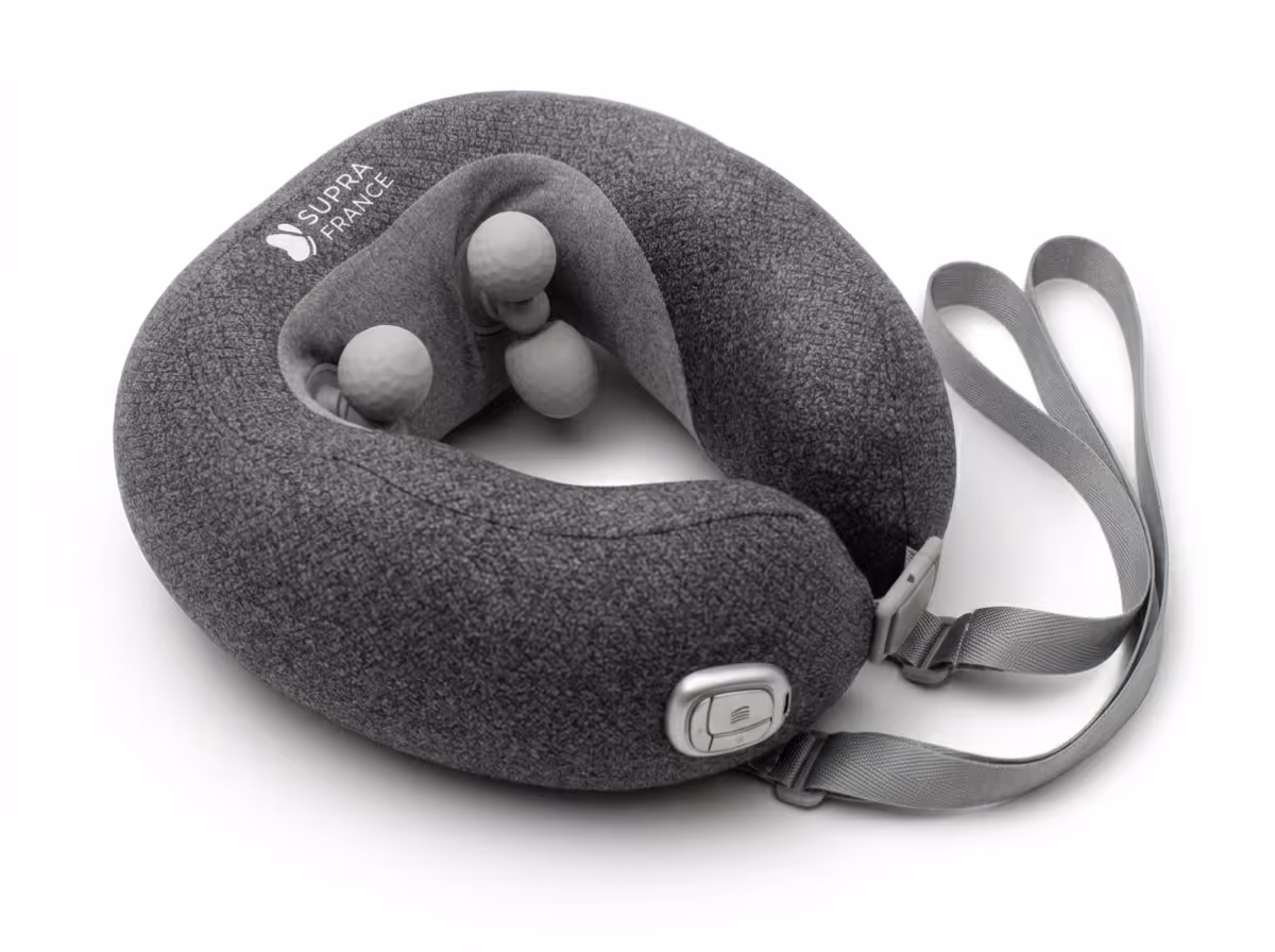 Coussin de voyage gris avec appuie-nuque et masseurs intégrés Cervicalm, marqué Supra France.