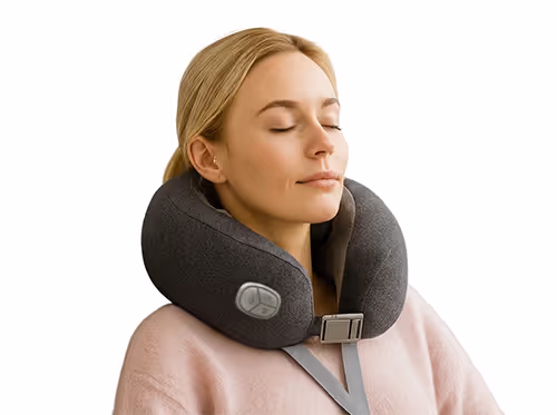 Femme détendue portant un coussin de massage cervicalm gris autour du cou, assise et les yeux fermés.