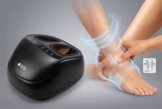 Appareil de massage noir pour les pieds Pédirelax à côté d'une cheville tenue avec effet de massage.