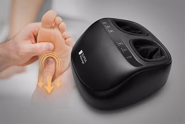 Appareil de massage des pieds noir Pédirelax à côté d'une main massant un pied.