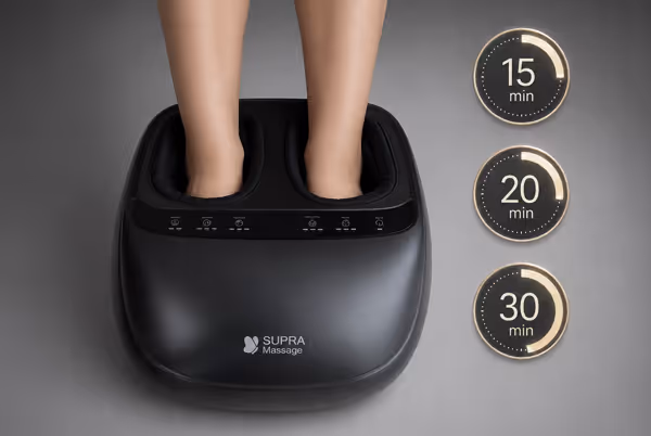 Pieds dans un masseur de pieds noir Supra avec options temps 15, 20, 30 minutes à droite.