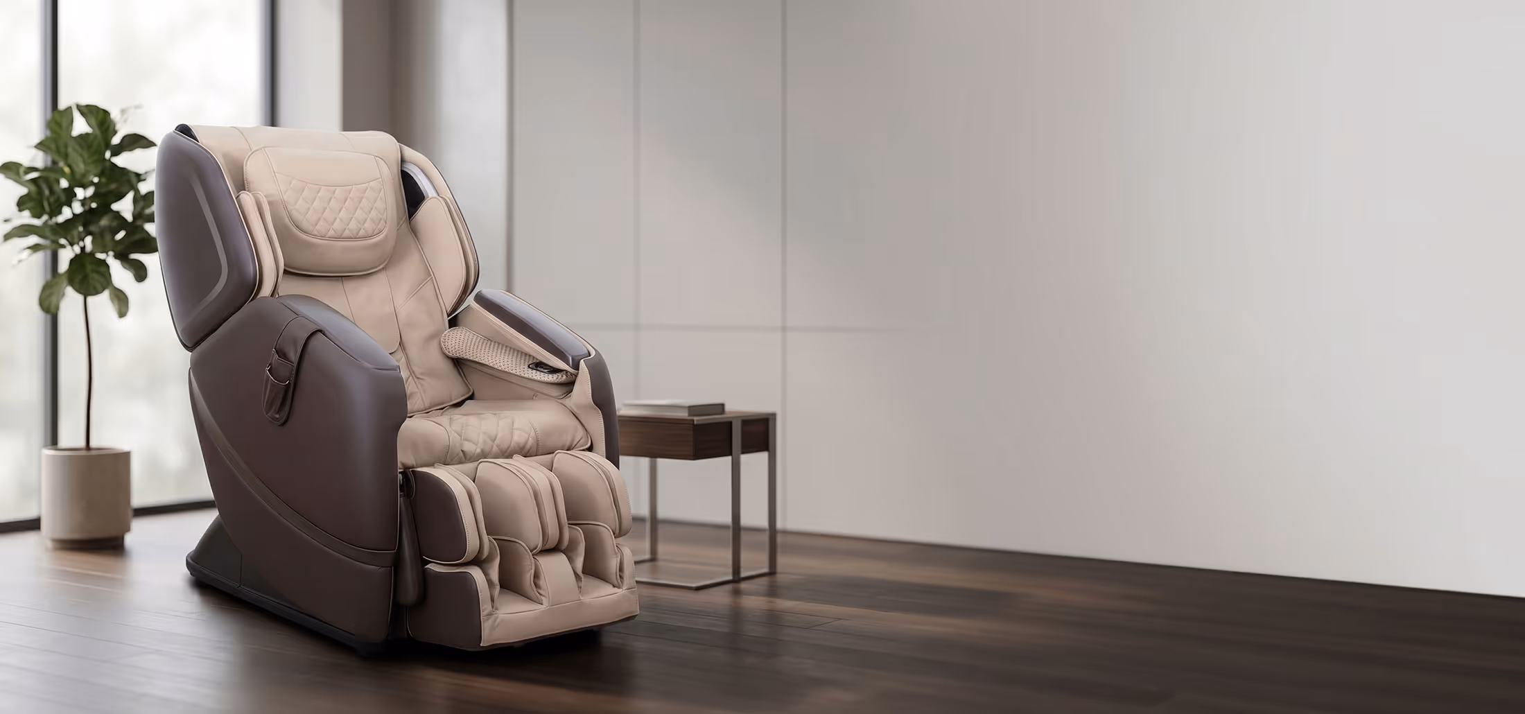 Fauteuil de massage Masséa beige et marron dans un salon moderne minimaliste avec sol en bois clair