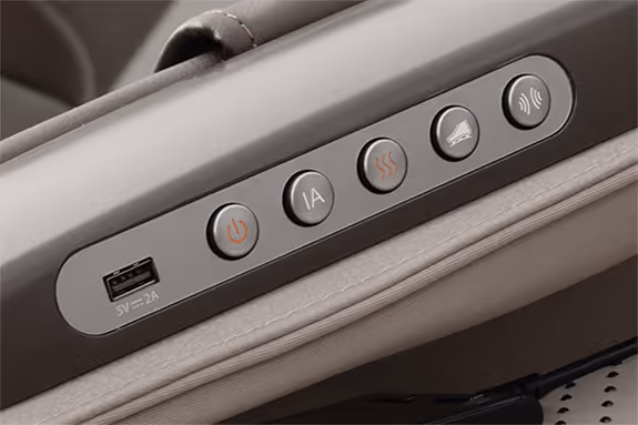 Commandes rapides et prise USB intégrées du fauteuil de massage MASSEA Supra France, avec boutons pour chauffage, IA et massage des jambes
