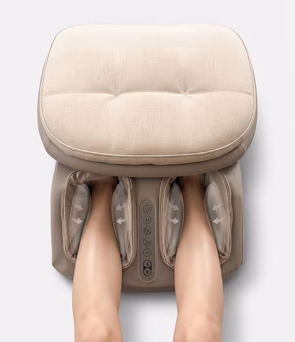 Pieds dans l'appareil de massage des pieds Homie avec massage par air.