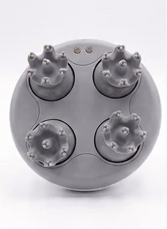 Vue de dessus d'un masseur électrique gris avec quatre têtes à picots.