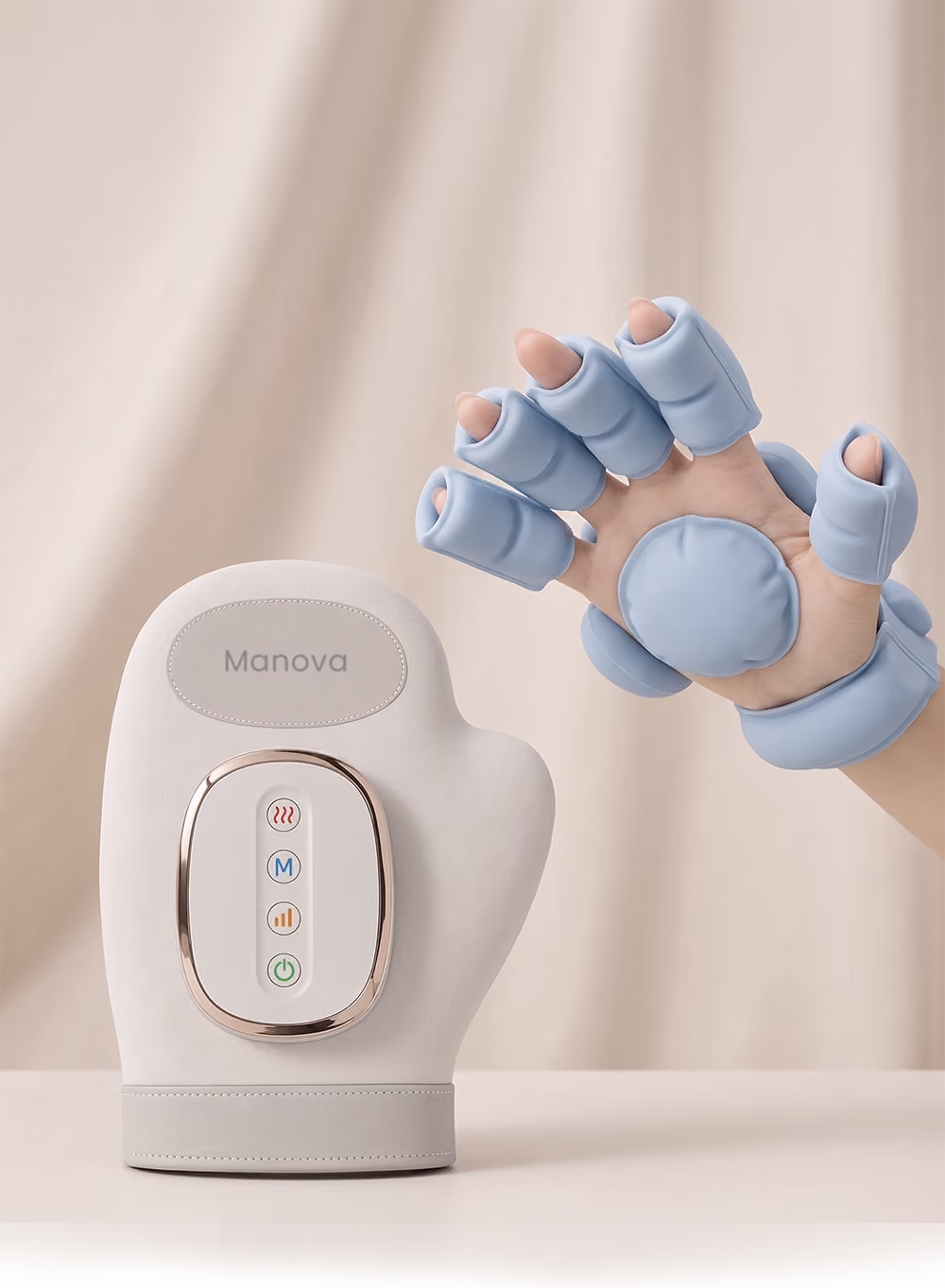 Appareil de massage Manova et main portant des airbags de massage bleu clair.
