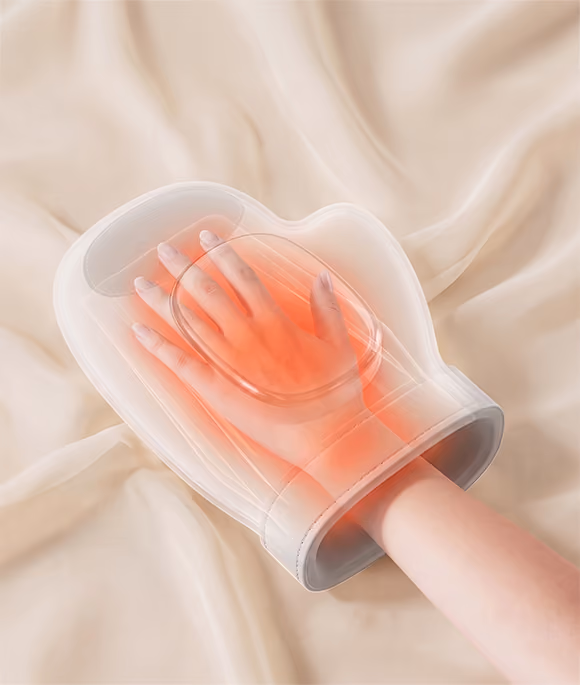 Main dans l'appareil massant Manova montrant une chaleur rouge pour soulager la douleur.