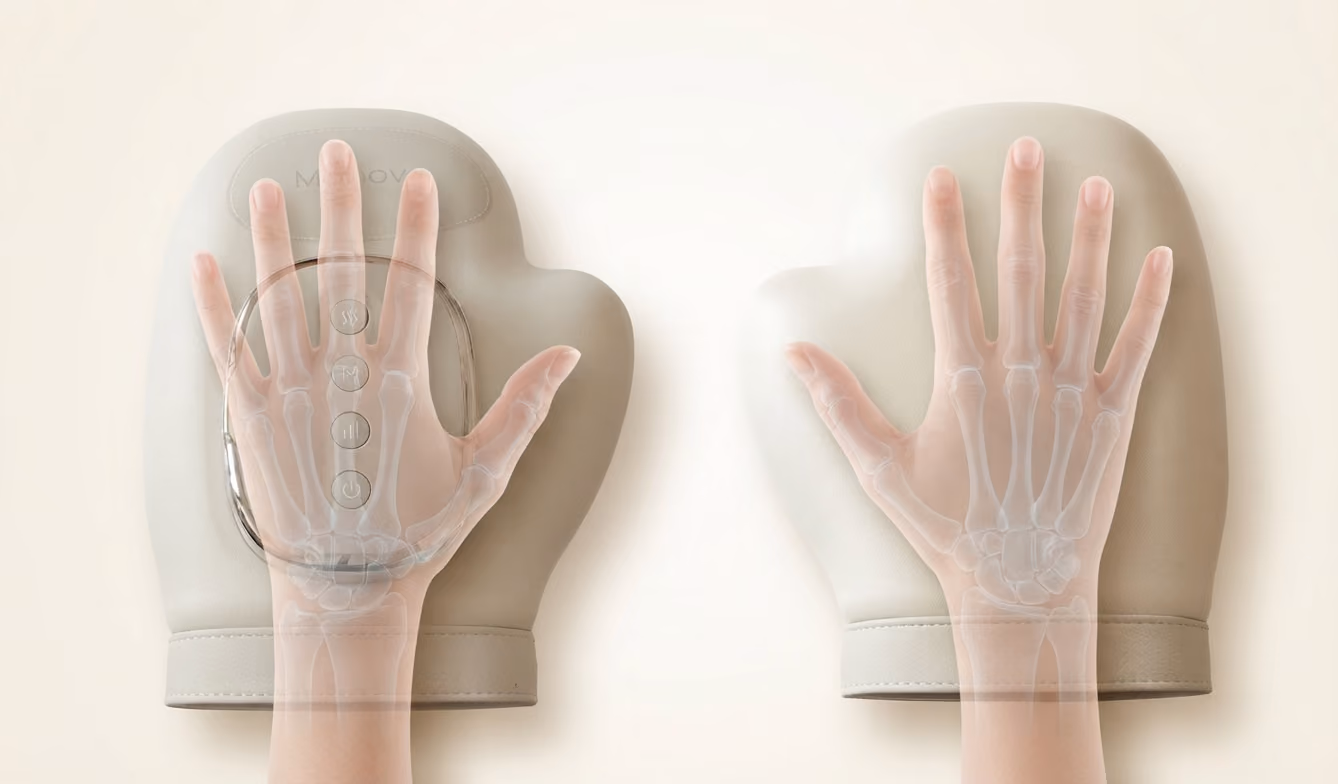 Deux mains avec squelette visible positionnées sur l'appareil massant Manova