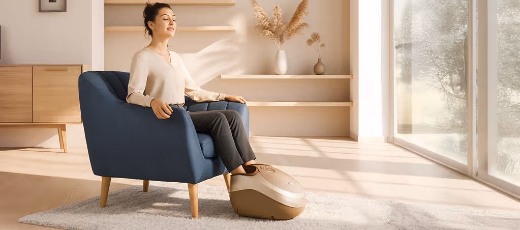 Femme relaxée avec le masseur de pieds Footbox