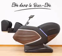 Fauteuil de massage moderne en cuir noir et bois, position zéro gravité, avec tablette intégrée, sur un sol en bois clair.