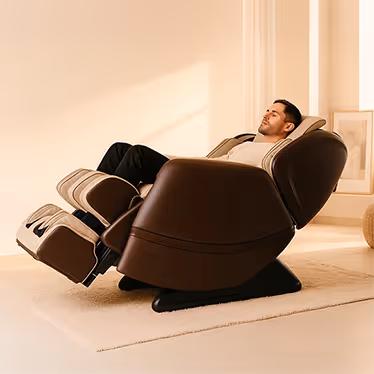 Homme détendu dans un fauteuil massant Massea inclinable, profitant d’un massage complet dans une ambiance lumineuse et apaisante.