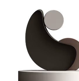 Sculpture abstraite composée de formes géométriques arrondies en noir, beige et marron posées sur une base circulaire.