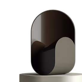 Sculpture abstraite ovale en deux tons sombre, posée sur un socle circulaire.